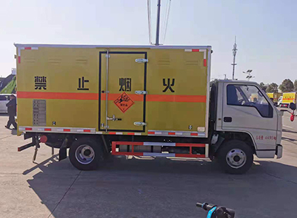 中沙爆破器材运输车工人安全操作规范与智能技术保障